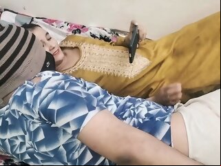 Aunty Ko porn dekhte huye..